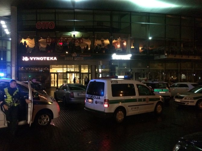 Skaitytojo nuotr./Prie „Helios city“ Vilniuje kilo muštynės: vienas vyras išvežtas į ligoninę