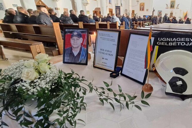 Priešgaisrinės apsaugos ir gelbėjimo departamento nuotr./Atsisveikinimas su ugniagesiu Rolandu Venslauskiu