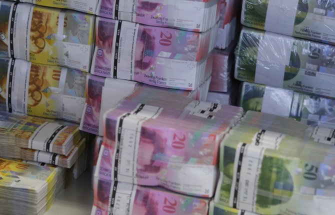 „Reuters“/„Scanpix“ nuotr./Šveicarijos frankai