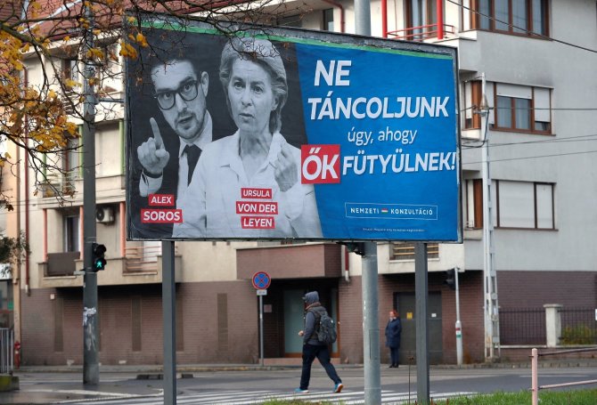 „Reuters“/„Scanpix“ nuotr./Prieš Ursulą von der Leyen nutaikyti reklaminiai plakatai Vengrijoje