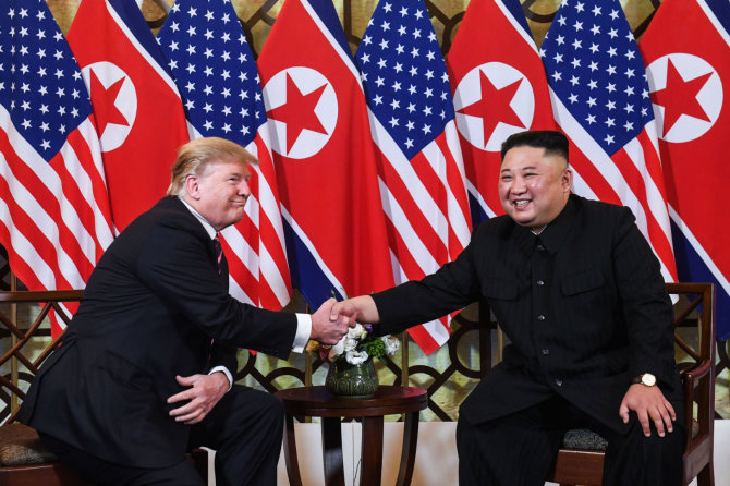 AFP/„Scanpix“ nuotr./Hanojuje susitiko Donaldas Trumpas ir Kim Jong Unas