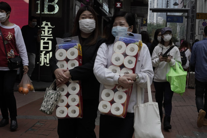 „Scanpix“/AP nuotr./Tualetiniu popieriumi nešinos honkongietės