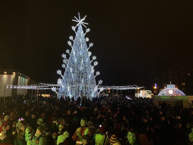 Utenos r. savivaldybės nuotr./Utenos Kalėdų eglės įžiebimo šventės akimirka