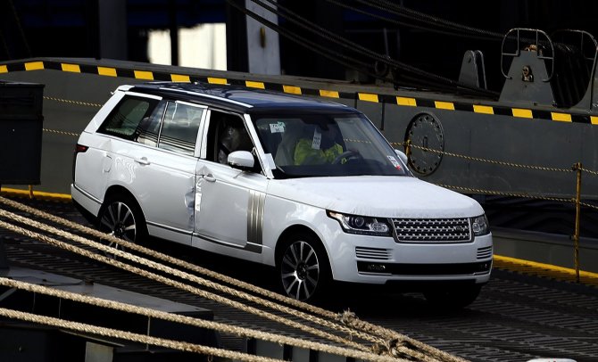 „Scanpix“/„PA Wire“/„Press Association Images“ nuotr./Iš laivo „Hoegh Osaka“ išvaromas automobilis