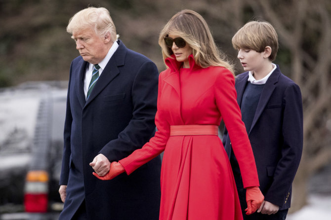 „Scanpix“/AP nuotr./Donaldas Trumpas su žmona Melania ir sūnumi Barronu
