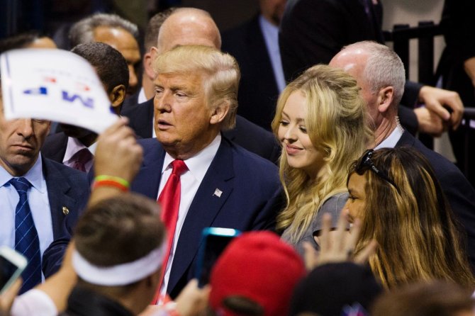 AFP/„Scanpix“ nuotr./Donaldas Trumpas,su jauniausia dukra Tiffany Trump