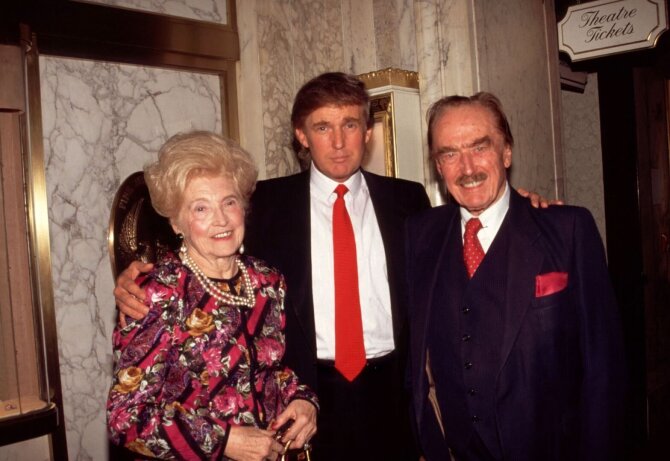 Donaldas Trumpas su tėvu Fredu Christu Trumpu ir mama Mary Trump