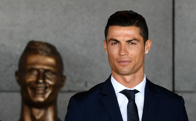 AFP/„Scanpix“ nuotr./Cristiano Ronaldo ir jo skulptūra Madeiroje