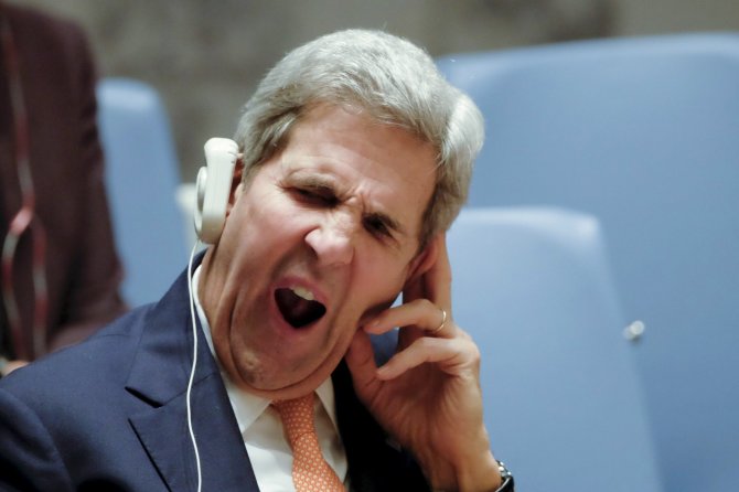„Reuters“/„Scanpix“ nuotr./Žiovaujantis Johnas Kerry