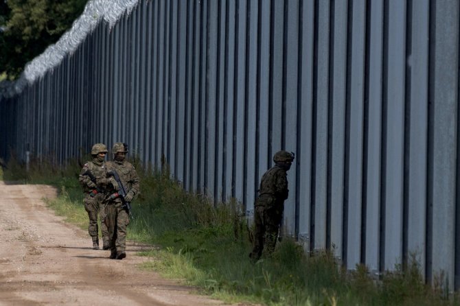 Lenkijos kariai patruliuoja Lenkijos-Baltarusijos sieną. / KUBA STEZYCKI / REUTERS