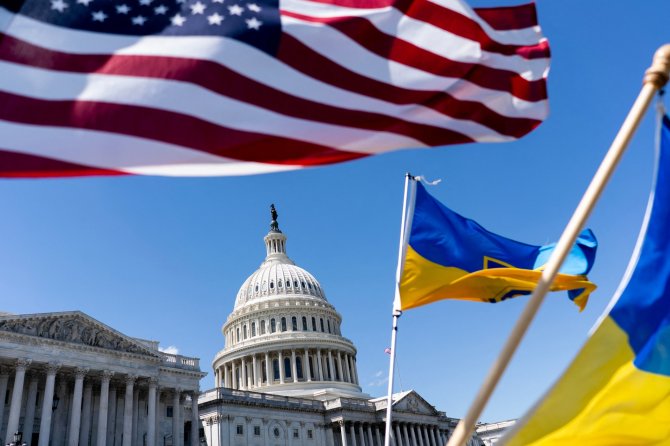 JAV pritarė 61 mlrd. dolerių paramos paketui Ukrainai