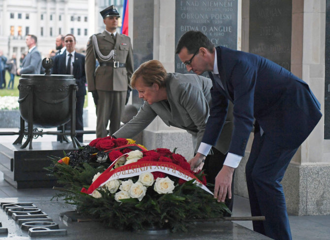 AFP/„Scanpix“ nuotr./Angela Merkel ir Mateuszas Morawieckis