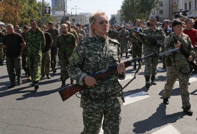„Scanpix“/AFP, „Reuters“ nuotr./Donecke separatistai Ukrainos nepriklausomybės dieną surengė ukrainiečių belaisvių „paradą“