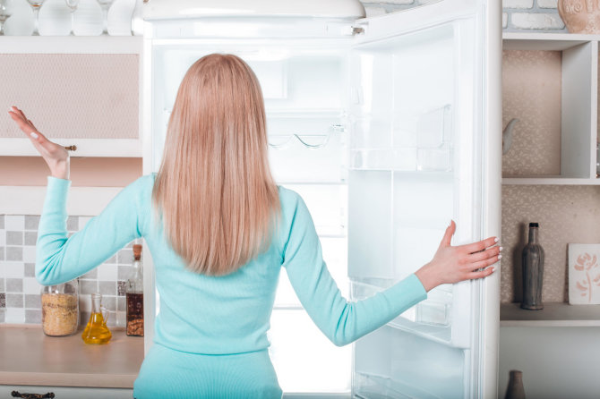 Vida Press nuotr./Moteris prie šaldytuvo