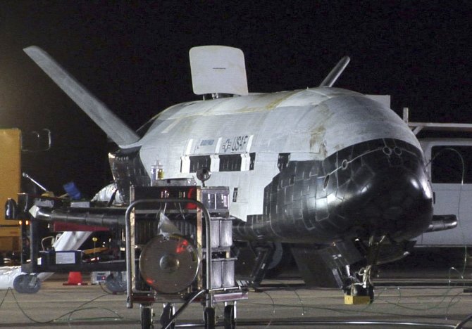 „Reuters“/„Scanpix“ nuotr./ X-37B sugrįžo į Žemę 