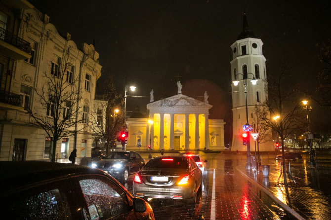 Juliaus Kalinsko / 15min nuotr./Vilniaus Gedimino pr. raudonai degantis šviesoforas