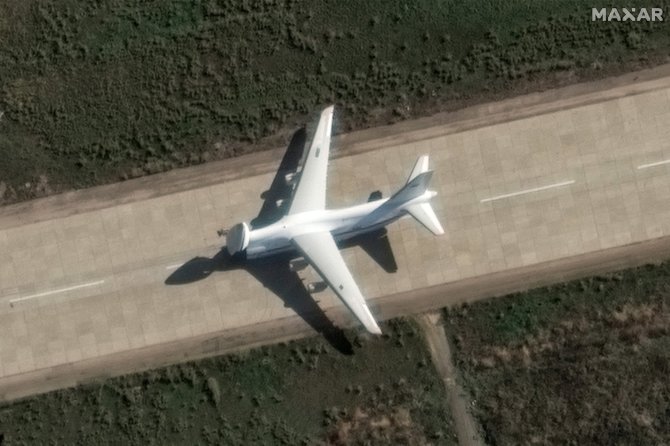 AFP/„Scanpix“ nuotr./Rusijos krovininis lėktuvas „Antonov AN-124“ Chmeimimo karinėje bazėje Sirijoje