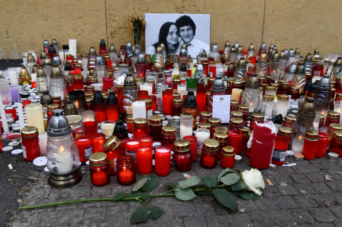 „Reuters“/„Scanpix“ nuotr./Pagerbiamas nužudytas slovakų žurnalistas Janas Kuciakas ir jo sužadėtinė