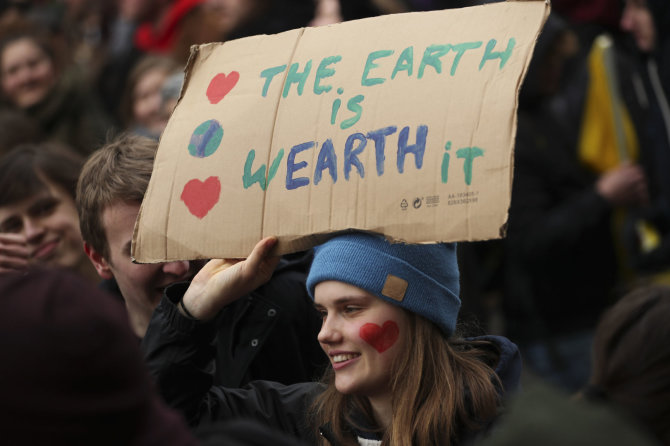 „Scanpix“/AP nuotr./Belgijoje tūkstančiai paauglių dalyvavo ketvirtoje demonstracijoje prieš klimato kaitą