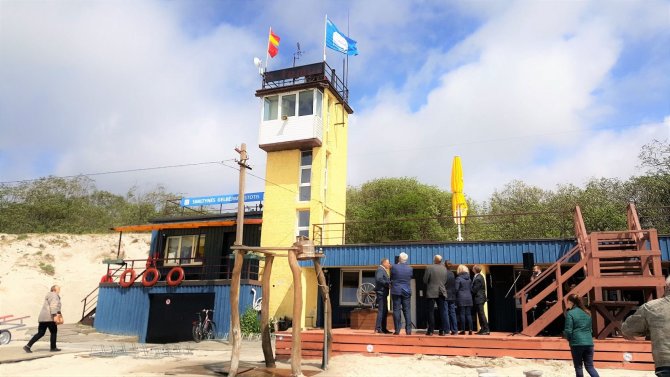 Klaipėdos miesto savivaldybės nuotr./Smiltynės paplūdimyje iškelta mėlynoji vėliava