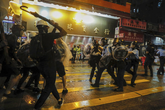 „Scanpix“/AP nuotr./Policijos ir protestuotojų susirėmimai Honkonge