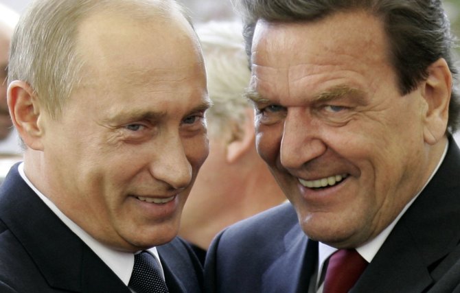 „Reuters“/„Scanpix“ nuotr./Vladimiras Putinas ir Gerhardas Schröderis