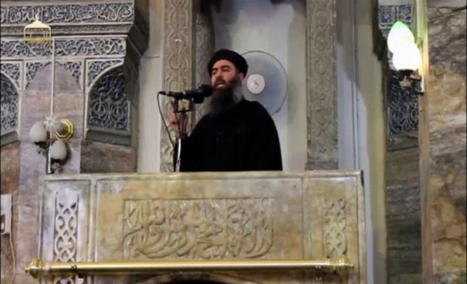 „Reuters“/„Scanpix“ nuotr./Abu Bakras al-Baghdadi 2014 metais Mosulo Nuri mečetėje