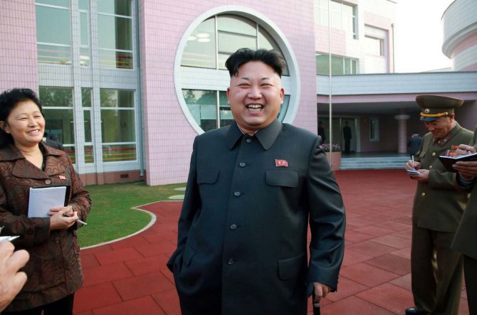 AFP/„Scanpix“ nuotr./Kim Jong Unas apžiūrinėja vaikų namus