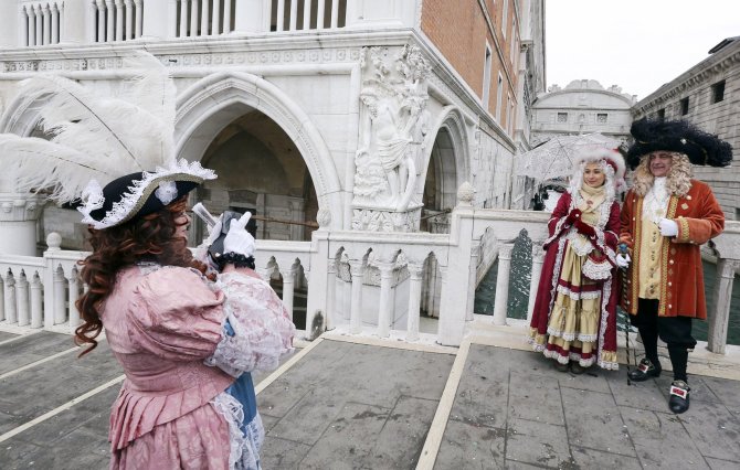 „Reuters“/„Scanpix“ nuotr./Venecijos karnavalo persirengėliai 