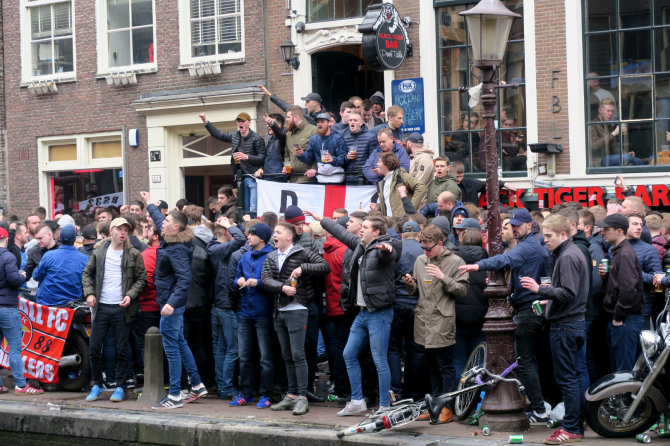 „Reuters“/„Scanpix“ nuotr./Anglijos rinktinės sirgaliai Amsterdame