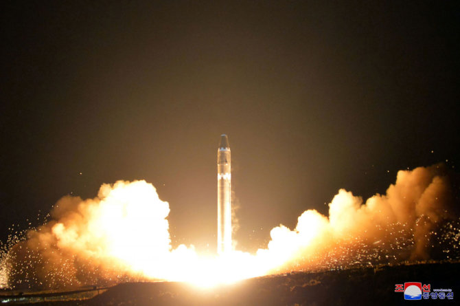 AFP/„Scanpix“ nuotr./Šiaurės Korėjos raketa „Hwasong-15“
