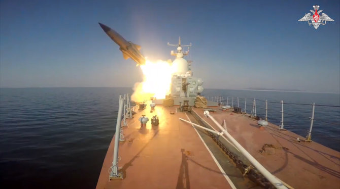 „AP“/„Scanpix“/Rusija paleidžia raketą Petro Didžiojo įlankoje