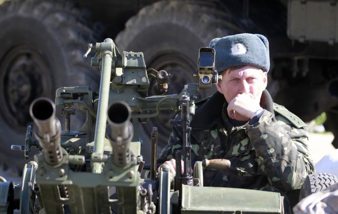 „Reuters“/„Scanpix“ nuotr./Rusų kariai šalia Belbeko karinės bazės