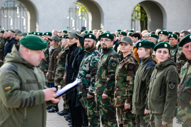 Teodoro Biliūno / BNS nuotr./Naujų Vytauto Didžiojo šaulių 2-osios rinktinės narių priesaika