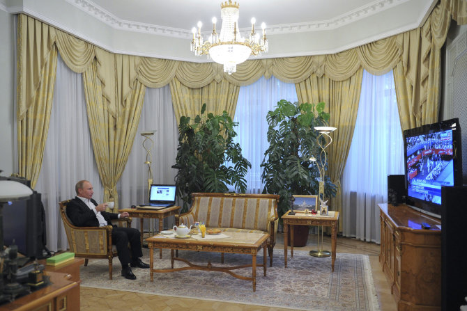 „Reuters“/„Scanpix“ nuotr./Vladimiras Putinas savo rezidencijoje Novo Ogariove