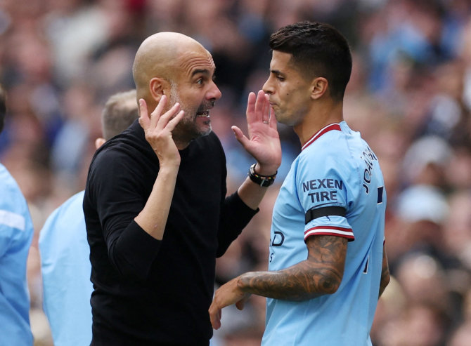 „Reuters“/„Scanpix“ nuotr./Pepas Guardiola ir Joao Cancelo