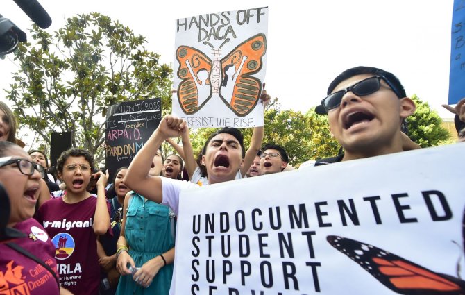 AFP/„Scanpix“ nuotr./Jaunieji imigrantai demonstruoja palaikymą DACA politikai