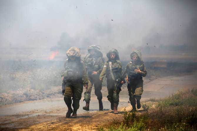 „Reuters“/„Scanpix“ nuotr./Izraelio kariai prie sienos su Gazos Ruožu