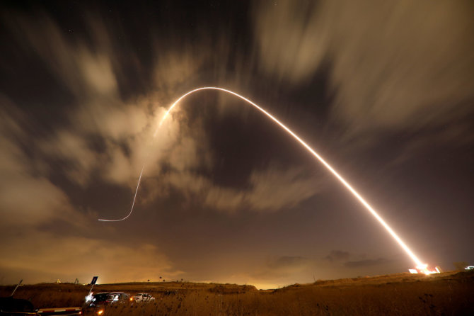 „Reuters“/„Scanpix“ nuotr./„Iron dome“ priešraketinė sistema numuša raketą skriejančią iš Gazos ruožo į Izraelį