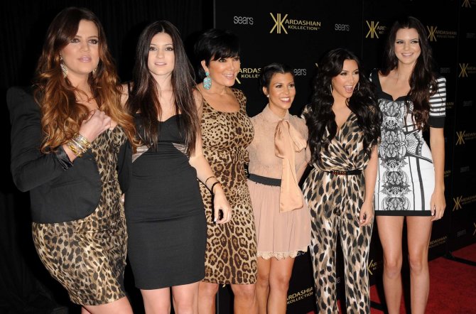 „Scanpix“ nuotr./Kris Jenner su visomis savo dukromis: Khloe, Kylie, Kourtney, Kim ir Kendall