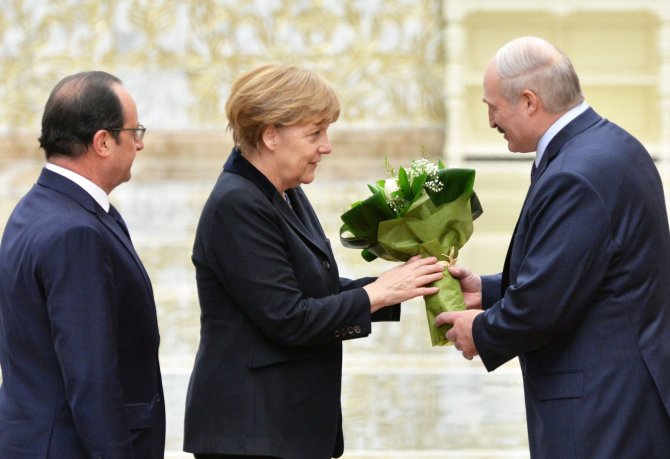 „Scanpix“/„RIA Novosti“ nuotr./A.Merkel, F.Hollande'as ir A.Lukašenka
