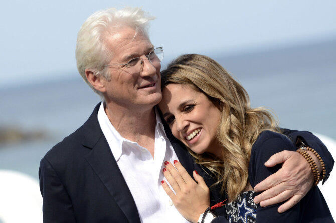 Vida Press nuotr./Richardas Gere'as ir Alejandra Silva