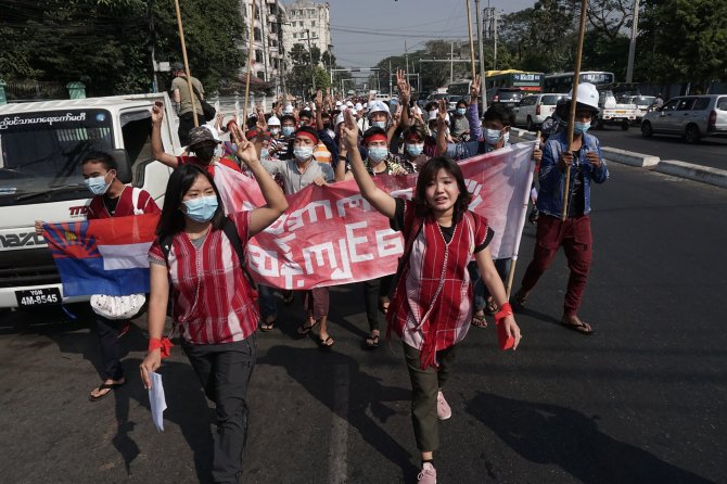 AFP/„Scanpix“ nuotr./Protestai prieš perversmininkus Mianmare