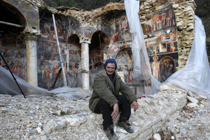 „Reuters“/„Scanpix“ nuotr./Griūvančios Albanijos bažnyčios