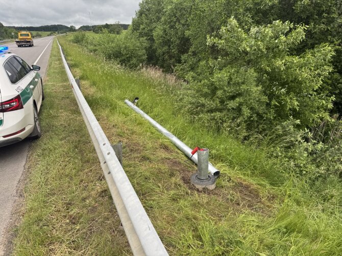 Alytaus apskrities policijos nuotr./Alytaus rajone, šalia Daugų, antrą nupjautas greičio matuoklis