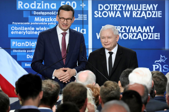 „Reuters“/„Scanpix“ nuotr./Mateuszas Morawieckis ir Jaroslawas Kaczynskis