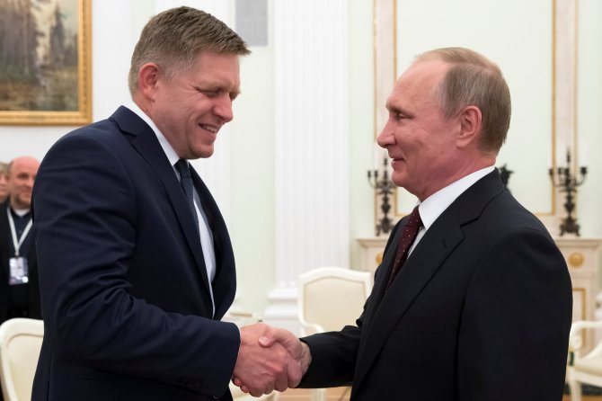 Rusijos prezidentas Vladimiras Putinas susitiko su Slovakijos ministru pirmininku Robertu Fico / POOL New / REUTERS