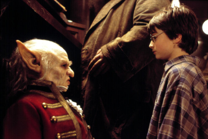 Vida Press nuotr./Verne'as Troyeris ir Danielis Radcliffe'as filme „Haris Poteris ir Išminties akmuo“ (2001 m.)