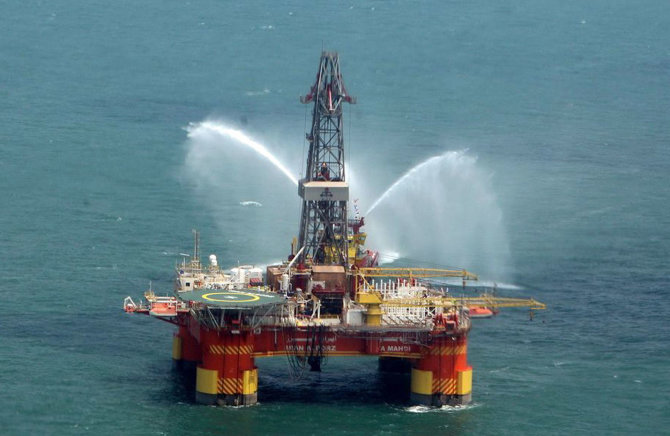 AFP/„Scanpix“ nuotr./Irano naftos platforma Kaspijos jūroje