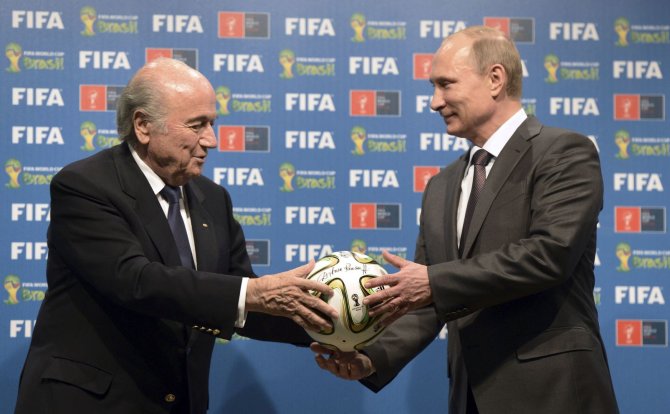 „Reuters“/„Scanpix“ nuotr./FIFA prezidentas Seppas Blatteris ir Rusijos prezidentas Vladimiras Putinas